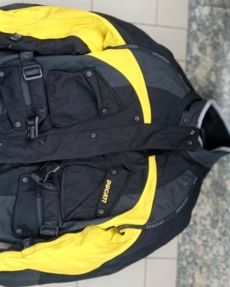 giubbotto da moto tecnico realizzato da Dainese in