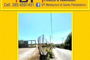 Piazzale su strada trafficata