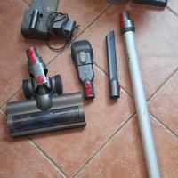DYSON V7 COMPLETA DI ACCESSORI 