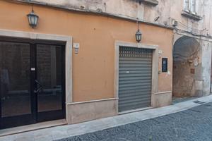 Locale commerciale fronte strada in centro storico