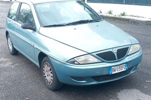 Lancia y 8V  2001
