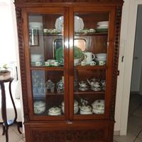 Blocco di mobili antichi restaurati