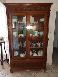 Blocco di mobili antichi restaurati