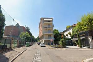 Stanza singola in zona comoda e fornita