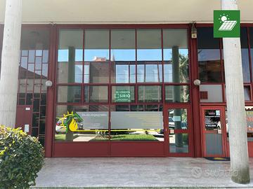 Spazio direzionale su due livelli con impianti ...