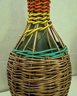 Fiasco di vetro verde con decorazioni
