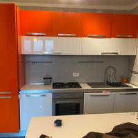 Cucina 3m con elettrodomestici, tavolo e sedie