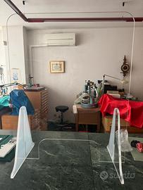 Pannelli Plexiglass da ufficio con basi d’appoggio