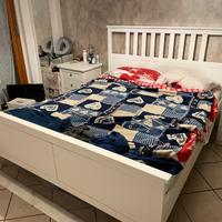 Letto matrimoniale in legno bianco