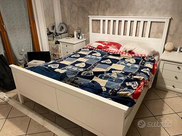 Letto matrimoniale in legno bianco