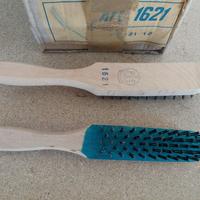 SPAZZOLE IN ACCIAIO CON MANICO IN LEGNO 