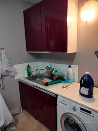 cucina con lavastoviglie e forno