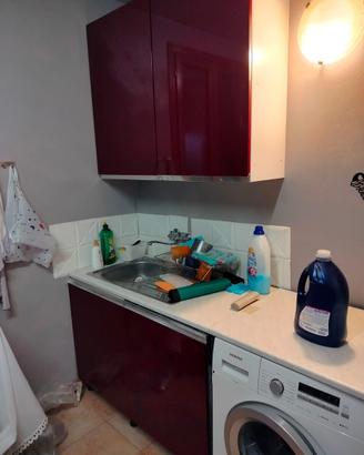 cucina con lavastoviglie e forno