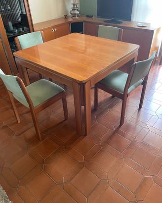 Salotto con mobile e sala da pranzo