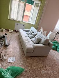 Divano 2/3 posti in tessuto chiaro – 220 cm