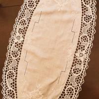 centro tavola ovale ricamato 