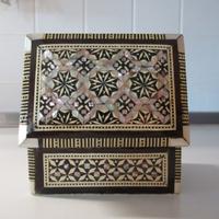 Scatola portagioie in legno, intarsi in madreperla