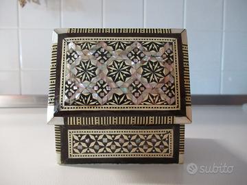 Scatola portagioie in legno, intarsi in madreperla