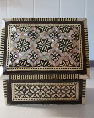 Scatola portagioie in legno, intarsi in madreperla