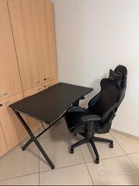 Sedia da Gaming Arozzi e scrivania da Gaming Trust