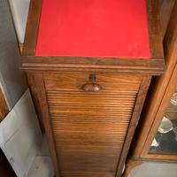 Antico schedario con piano con leggio