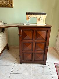 Macchina da cucire Singer con mobile originale