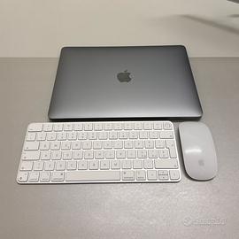 MacBook Air 13 m1 2024 con tastiera e mouse