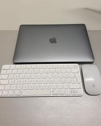 MacBook Air 13 m1 2024 con tastiera e mouse