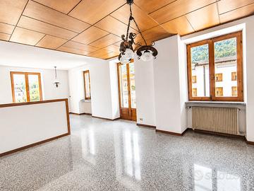 Mezzolombardo - ampio appartamento con due garage