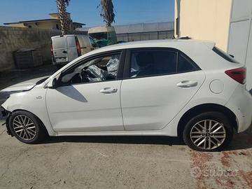 SI VENDE PER RICAMBI KIA RIO IV G4LF