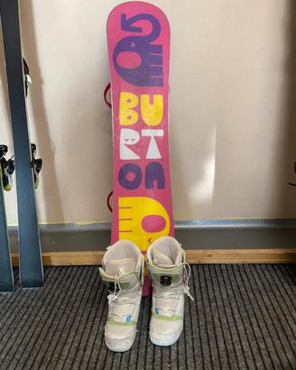 Snowboard con attacchi e scarponi .bambina bambino