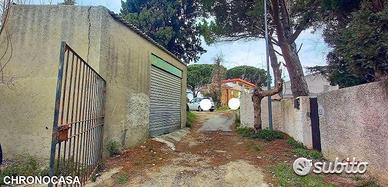 Locanda, terreno con ruderi e deposito