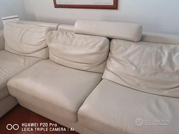 Divano con isola in pelle bianco