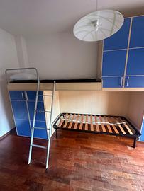 Camera ragazzi a ponte blu