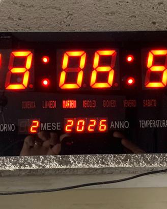 Orologio digitale grande da parete