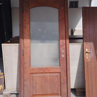 Porta in legno completa di accessori