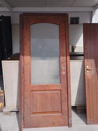 Porta in legno completa di accessori