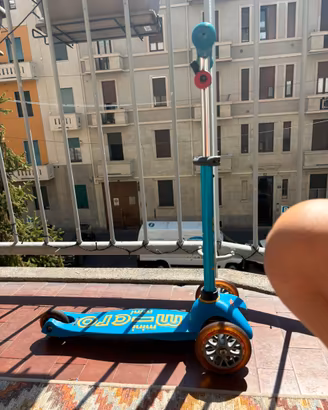 Monopattino mini micro azzurro a Milano est
