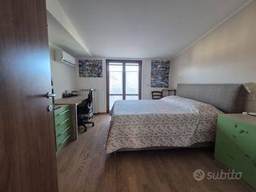 Stanza con bagno e balcone