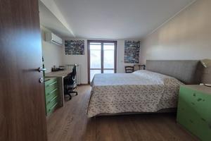 Stanza con bagno e balcone