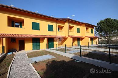 VILLA A SCHIERA A BARZANÒ