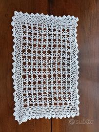 Centrino rettangolare bianco ad uncinetto 