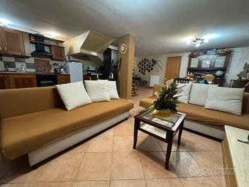 2 divani letto come nuovi e 6 cuscini