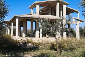 Villetta in costruzione e uliveto vicino Lucera