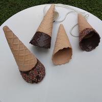 LAMPADA IN CERAMICA A FORMA DI CONO GELATO