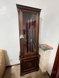 Fuciliera in legno massello con vetrina