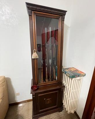 Fuciliera in legno massello con vetrina