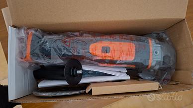 Smerigliatrice Black & Decker a batteria
