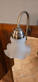 specchiera in legno con lampada e mobiletto