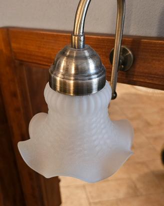 specchiera in legno con lampada e mobiletto